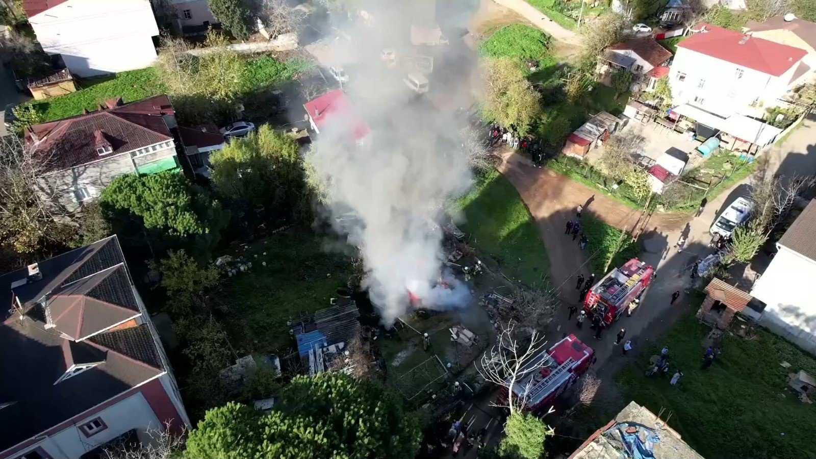 Tuzla’da gecekondu alevlere teslim oldu! Gökyüzü siyah dumanla kaplandı!