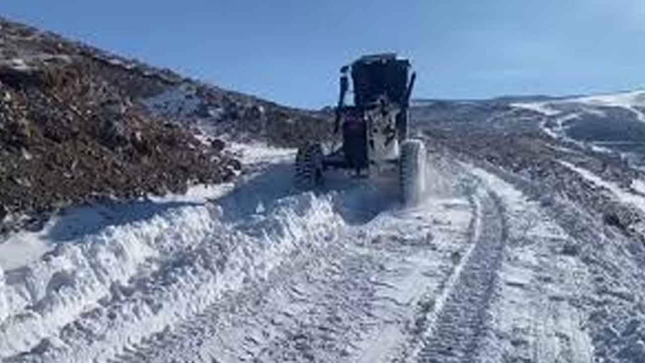 Tuzluca'da kar yağışı! Devletin şefkat eli yolları bir bir açıyor!