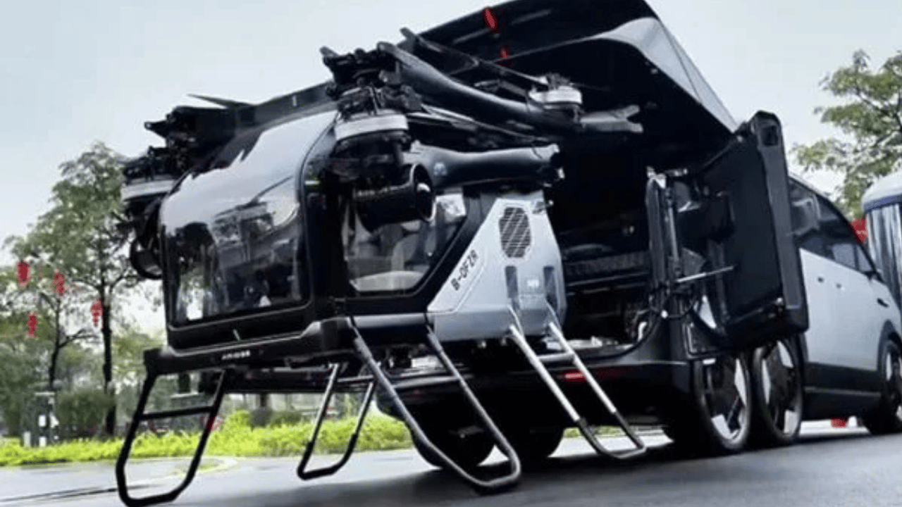 Uçan arabada seri üretime geçildi: İşte görüntüleri!