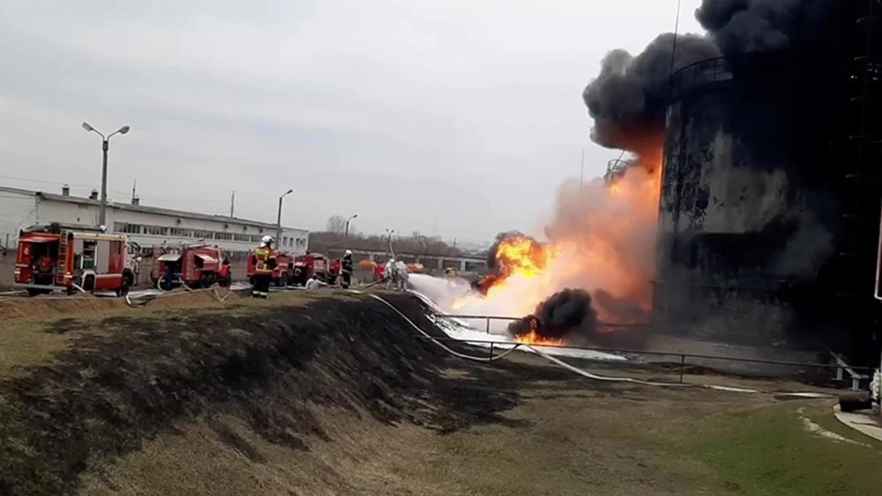 Ukrayna İHA ile vurdu Volgograd'daki petrol deposunda yangın çıktı