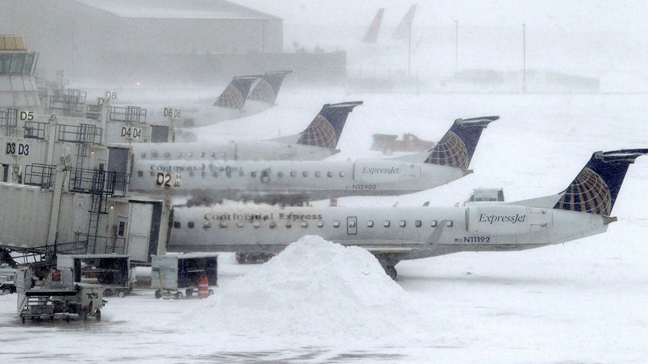 Ulaşım krize döndü! Kar fırtınası sebebiyle 2 bin 500 uçuş iptal edildi
