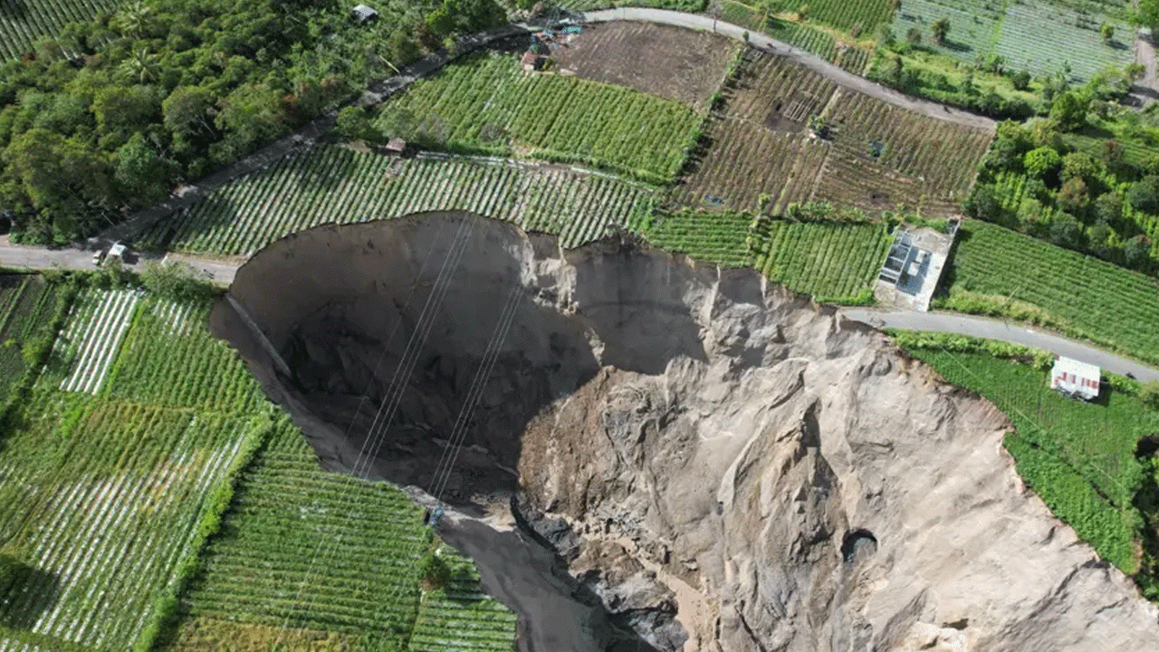 Ülkede vatandaşlar panik halinde! Aşırı yağışlar dev obruk oluşturdu