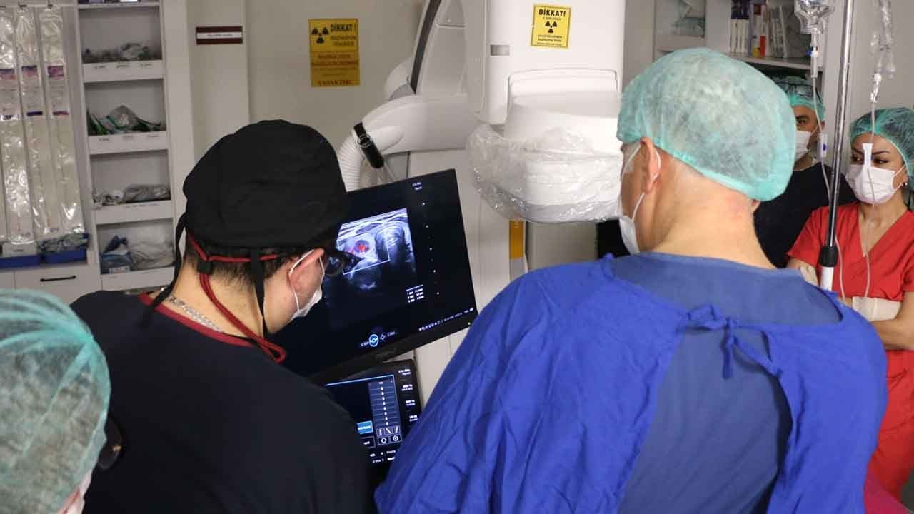 Ülkemize öğrenmeye geldiler: Türk doktorlar yaptı yabancılar baktı