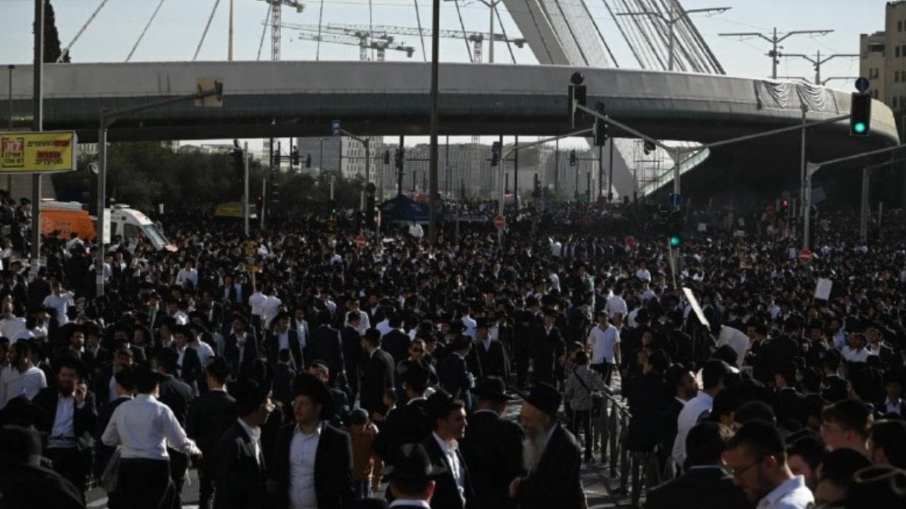 Ultra Ortodoks Yahudiler sokaklara döküldü