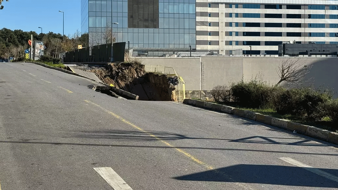 Ümraniye'de yol çöktü!
