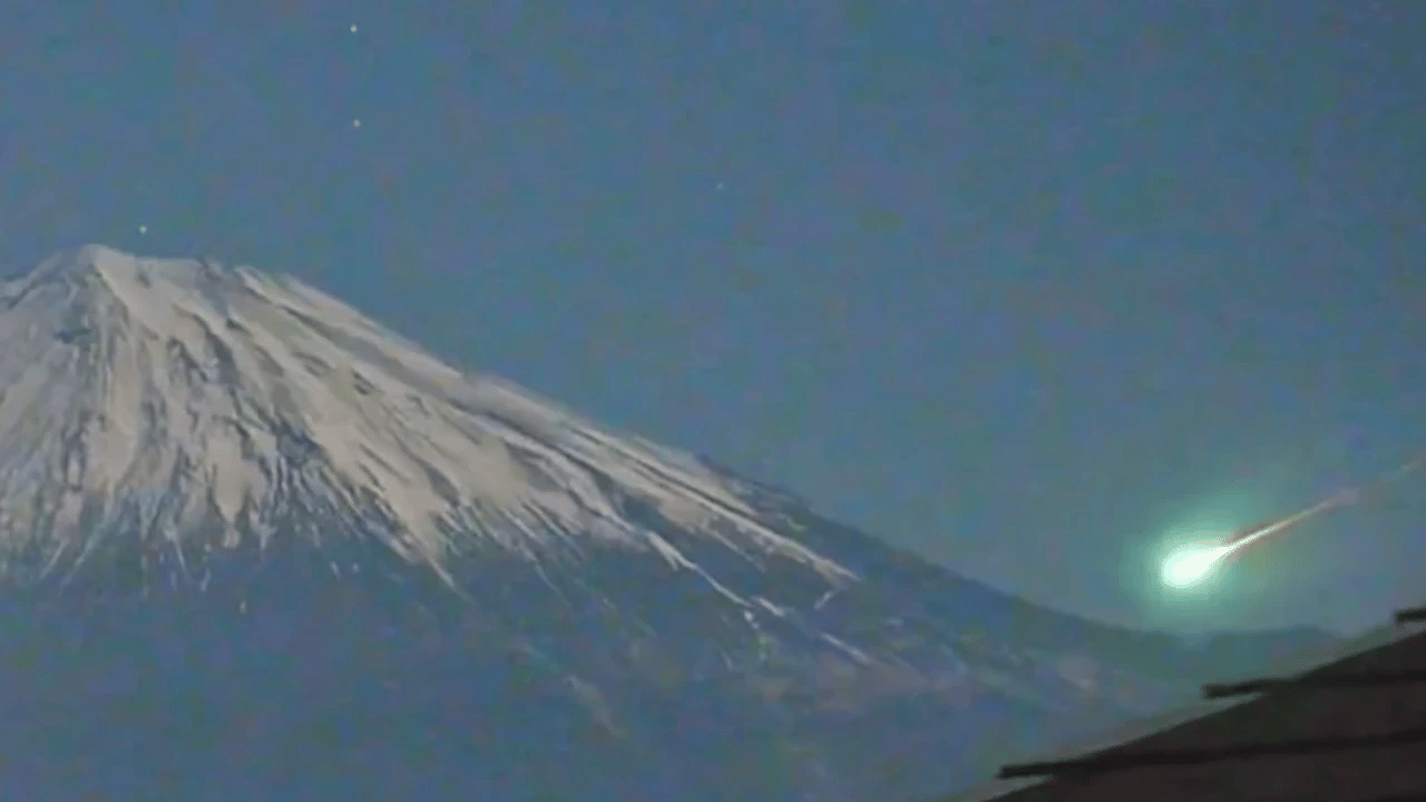 Ünlü dağa ateş küreleri yağmaya başladı!