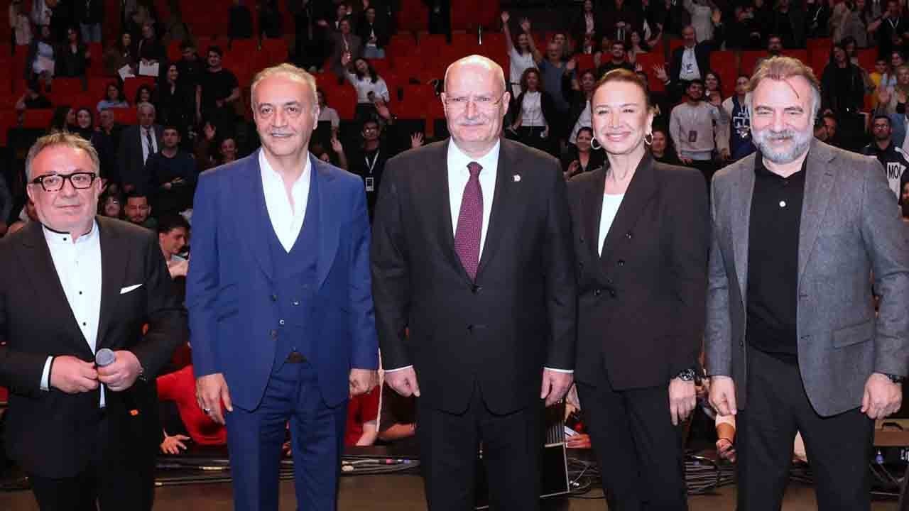 Ünlü oyunculardan "dizi süresi" serzenişi…