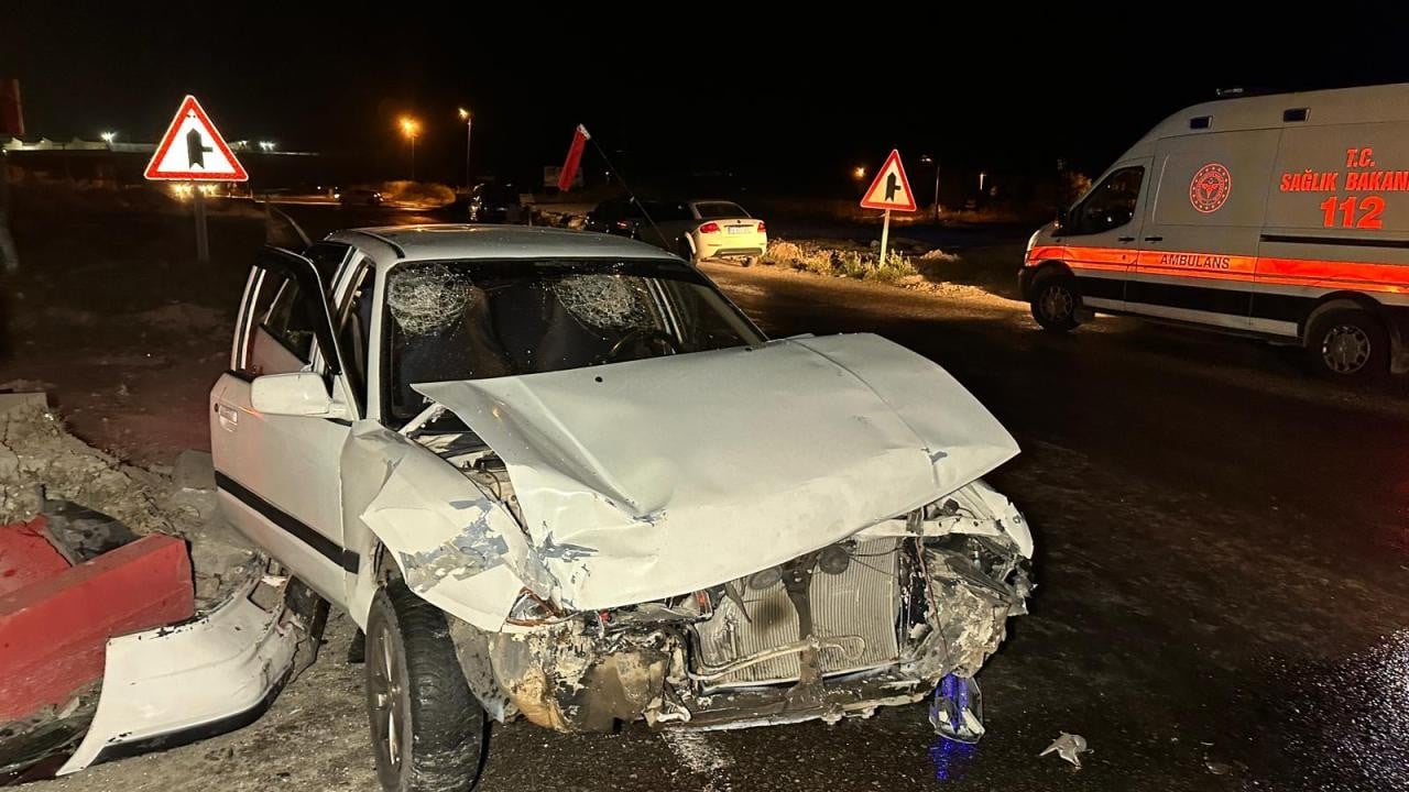 Uşak'ta İki Otomobilin Çarpıştığı Kazada 10 Kişi Yaralandı