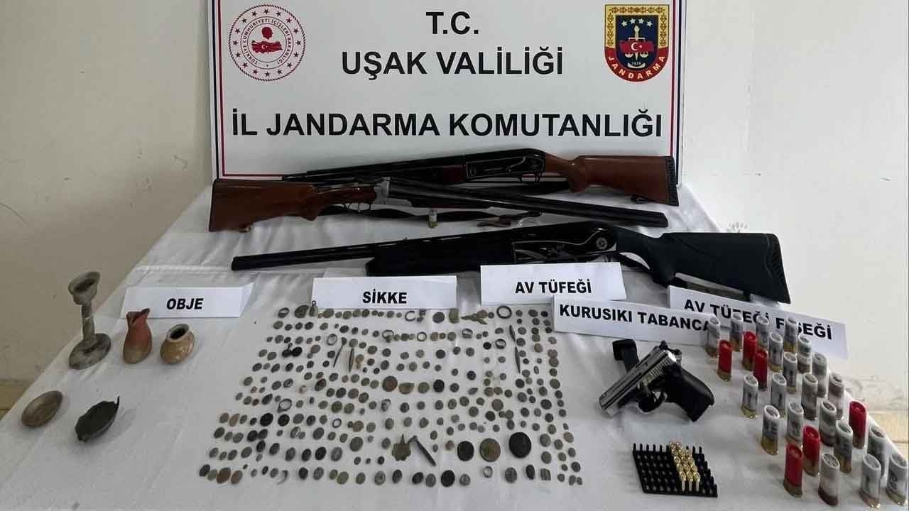 Uşak'ta kaçak silah ticareti yapan şahsın inine baskın! Ev ve iş yerinden adeta cephanelik çıktı!