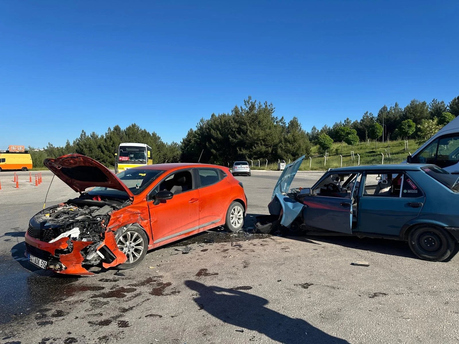 Uşak'ta otomobiller çarpıştı: 5 yaralı