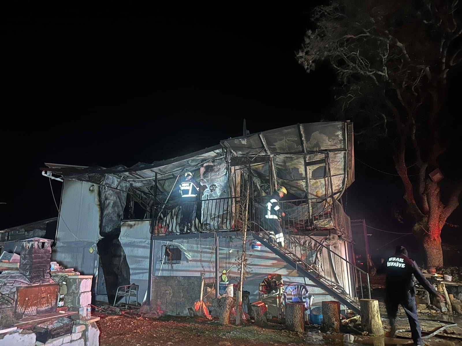 Uşak'ta prefabrik ev alevlere teslim oldu: Yaşlı çift can verdi!