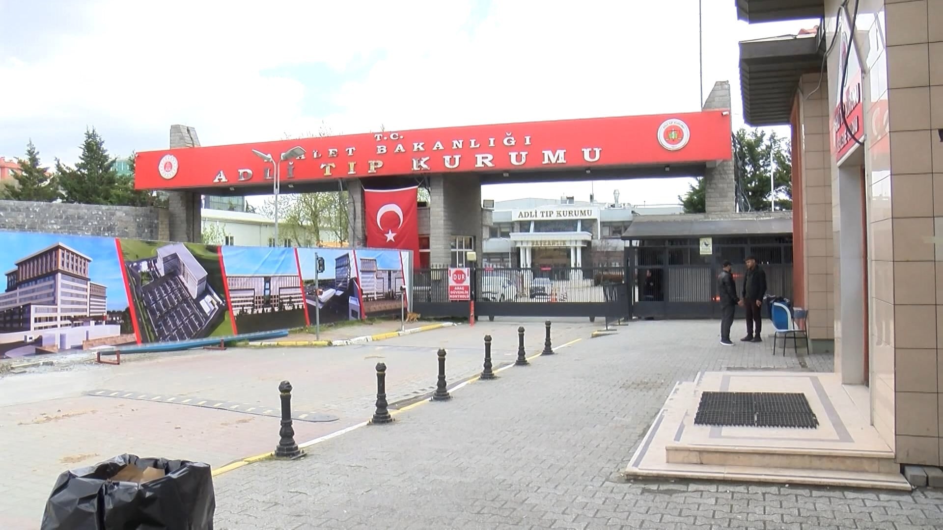 Üsküdar'da tartıştığı anne ve babasını silahla öldürüp intihar etti; cenazeler Adli Tıp Kurumu'ndan alındı