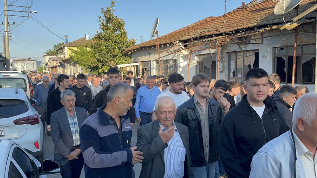 Uzadıkça uzayan bu kuyruğun sonu gelmiyor