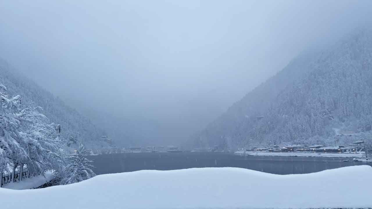 Uzungöl beyaz gelinliğini giydi! Kar kalınlığı boyu aştı!