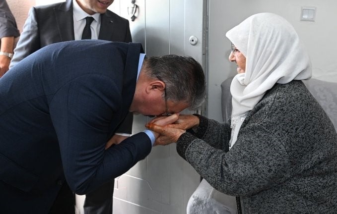 Vali Yılmaz'dan 84 yaşındaki Ayşe Ayti’ye bayram ziyareti