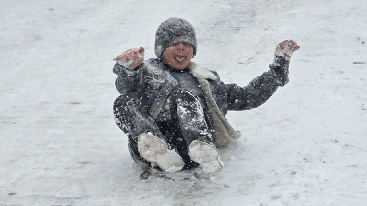 Valilikler peş peşe duyurdu: Okullara kar tatili