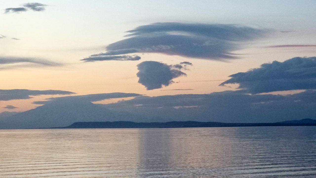 Van’da sıra dışı manzara: Gökyüzündeki insan silüeti gölle bütünleşti