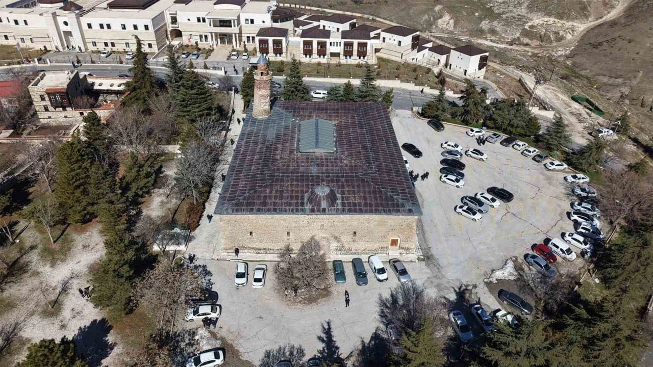 Vatandaşlardan yoğun ilgi! Tarihi Ulu Cami'de Ramazan ayının ilk cuması kılındı