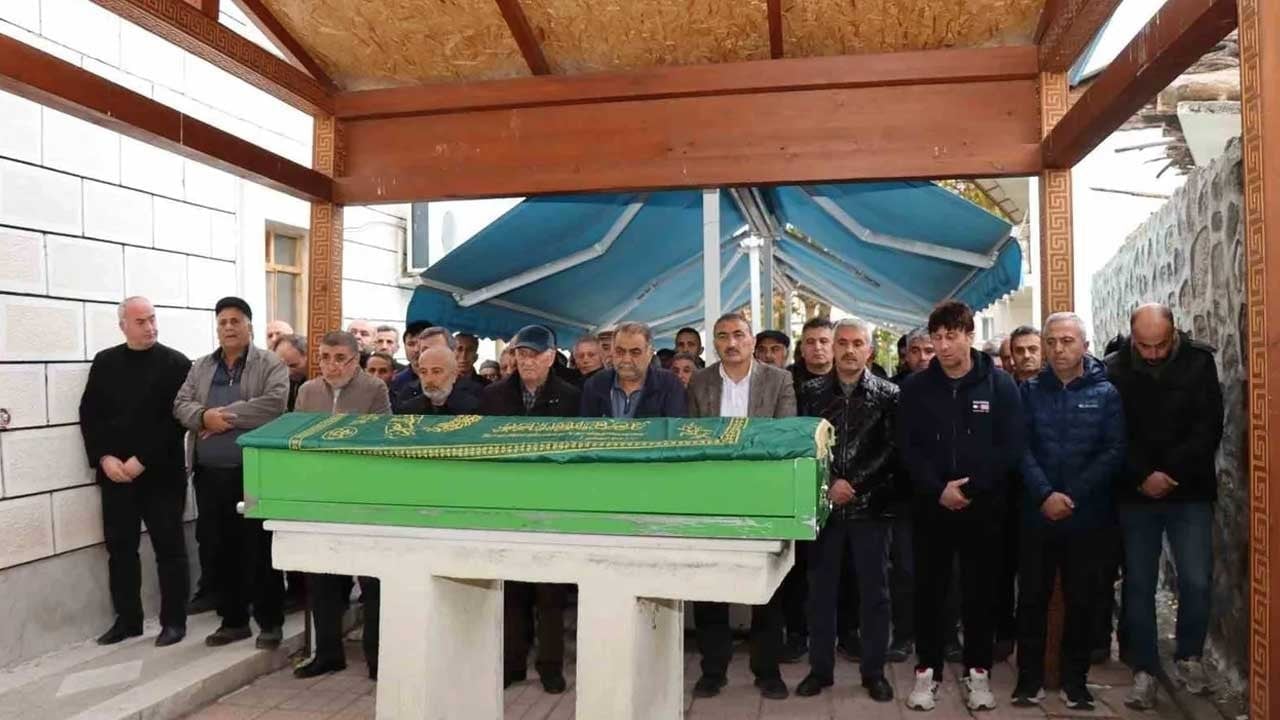 Vefat eden eski belediye başkanı toprağa verildi