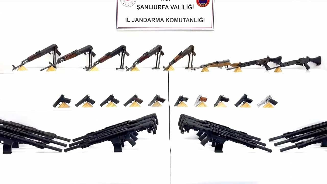 Volkanik bazalt taşlarının altında cephanelik ele geçirildi