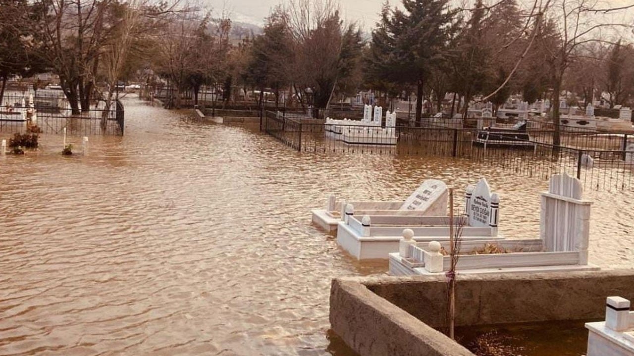 Yağışlar mezarlığı göle çevirdi