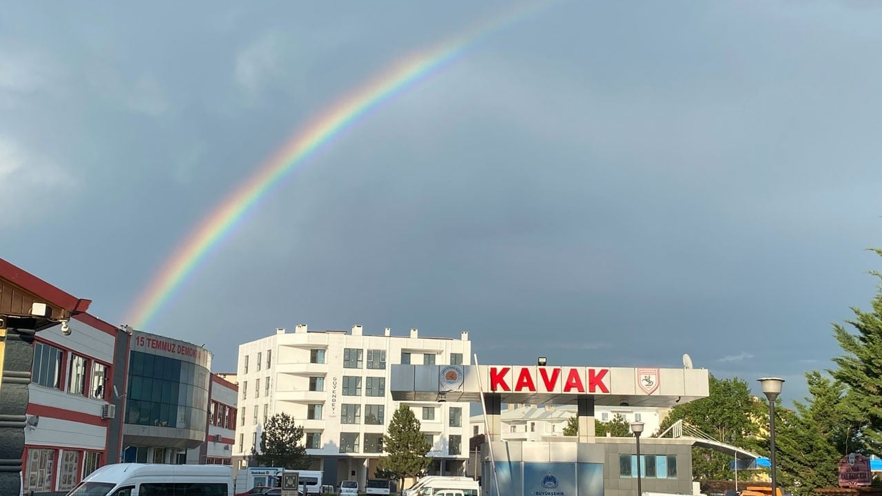 Yağmur dindi, gökyüzü renklendi
