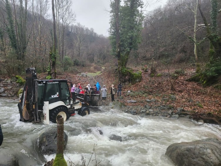 Yalova’da doğa yürüyüşü kabusa döndü: 19 kişi kepçeyle kurtarıldı