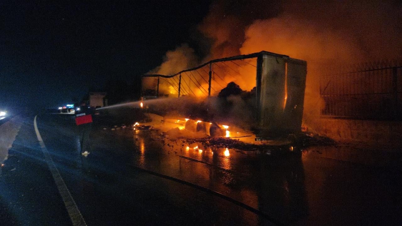 Yalova'da konserve yüklü tır alev aldı: Otoyolda paniğe neden oldu