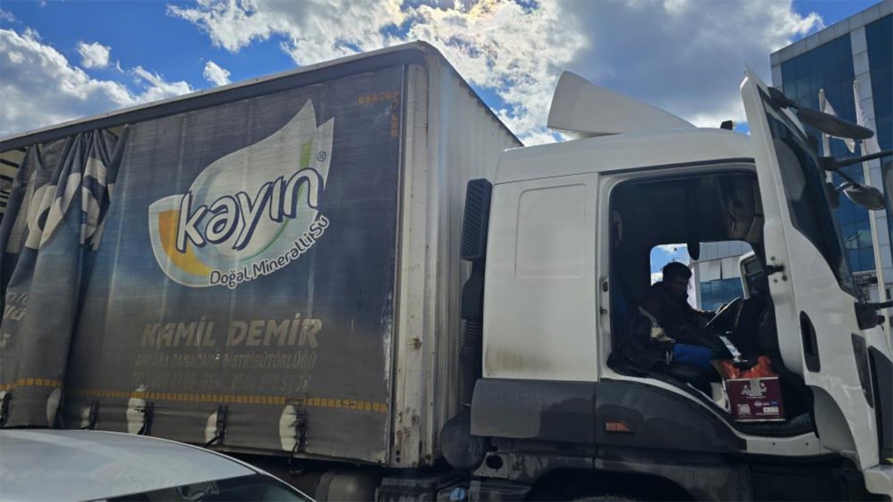 Alev alan kamyonunu taşıdığı sularla söndürdü