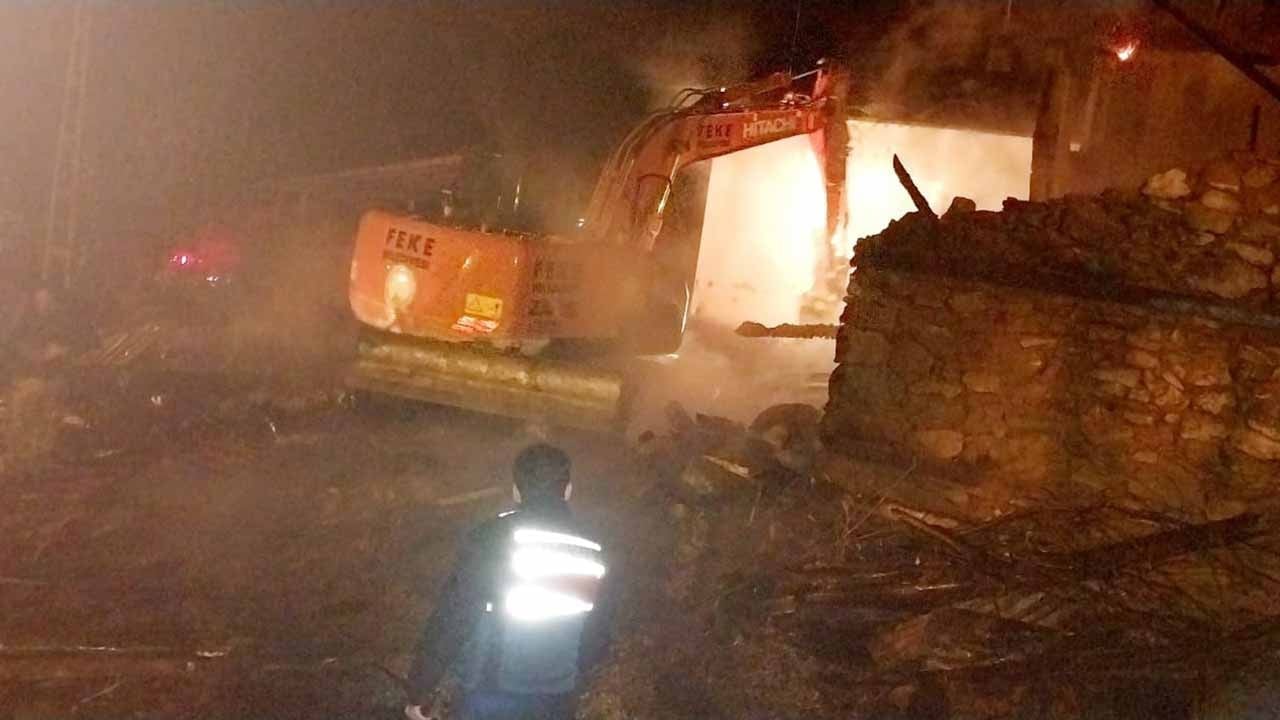 Yangın Feke’yi cehenneme çevirdi! Ev kül oldu lojman harabeye döndü