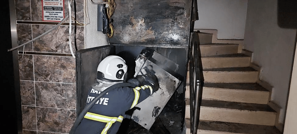 Yangında dumandan etkilenen vatandaşları itfaiye kurtardı