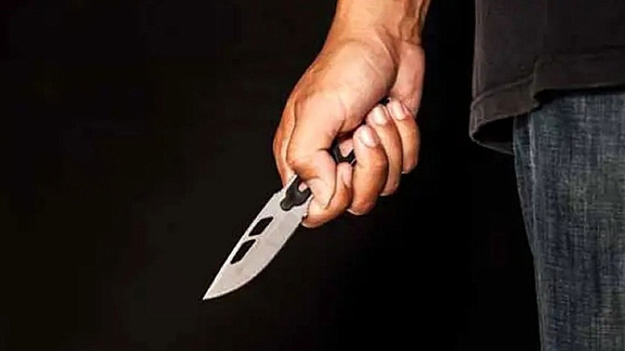 Yanlışlıkla kendini bıçakladı