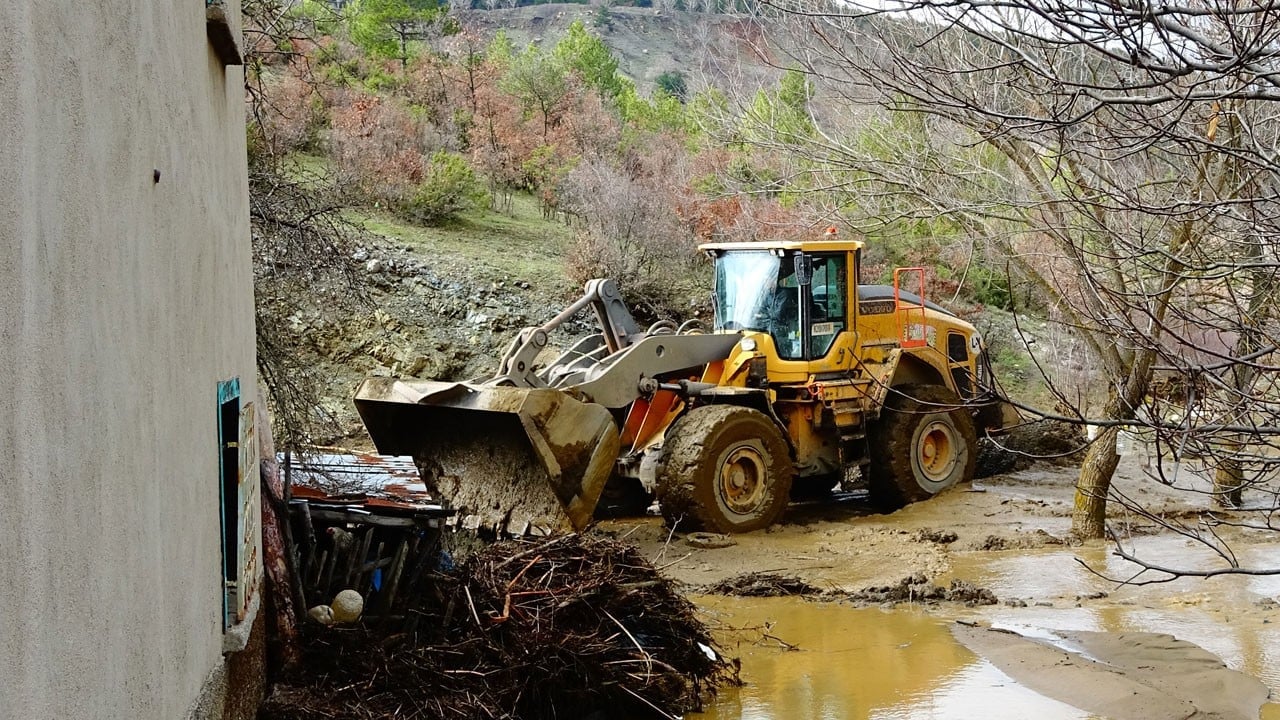 Yapay gölet taştı, ev ve ahır sular altında kaldı!