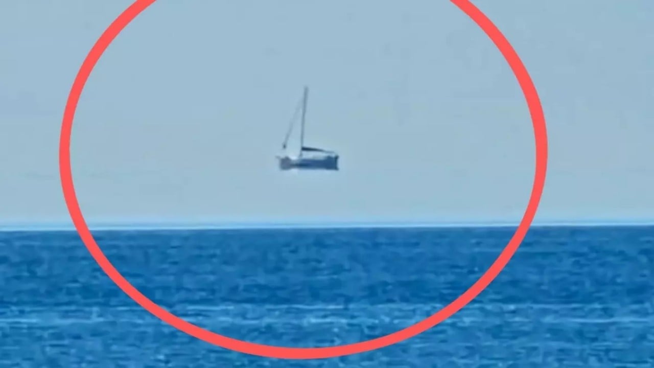 Yapay zeka falan değil! Muğla’da "havada asılı duran" tekneyi görenler gözlerine inanamadı