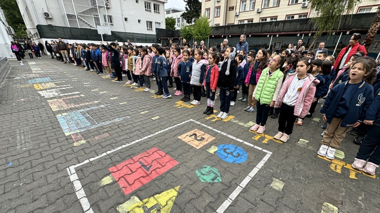 Yarın okullar yarım gün mü? 22 Nisan okullar tatil mi?