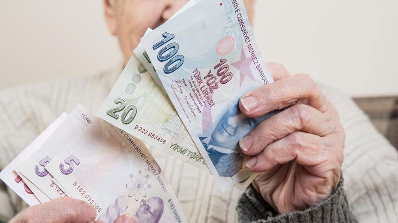 Yaşlı ve engelli aylıkları hesaplara yatıyor!