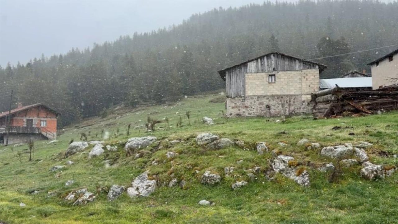 Yaylalar beyaza büründü Hava sıcaklıkları düştü Bolu'da kar başladı
