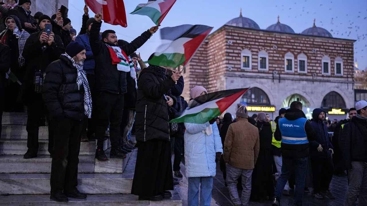 Yeni yılın ilk sabahında Gazze için tarihi buluşma! Galata Köprüsü'nde insanlık seli