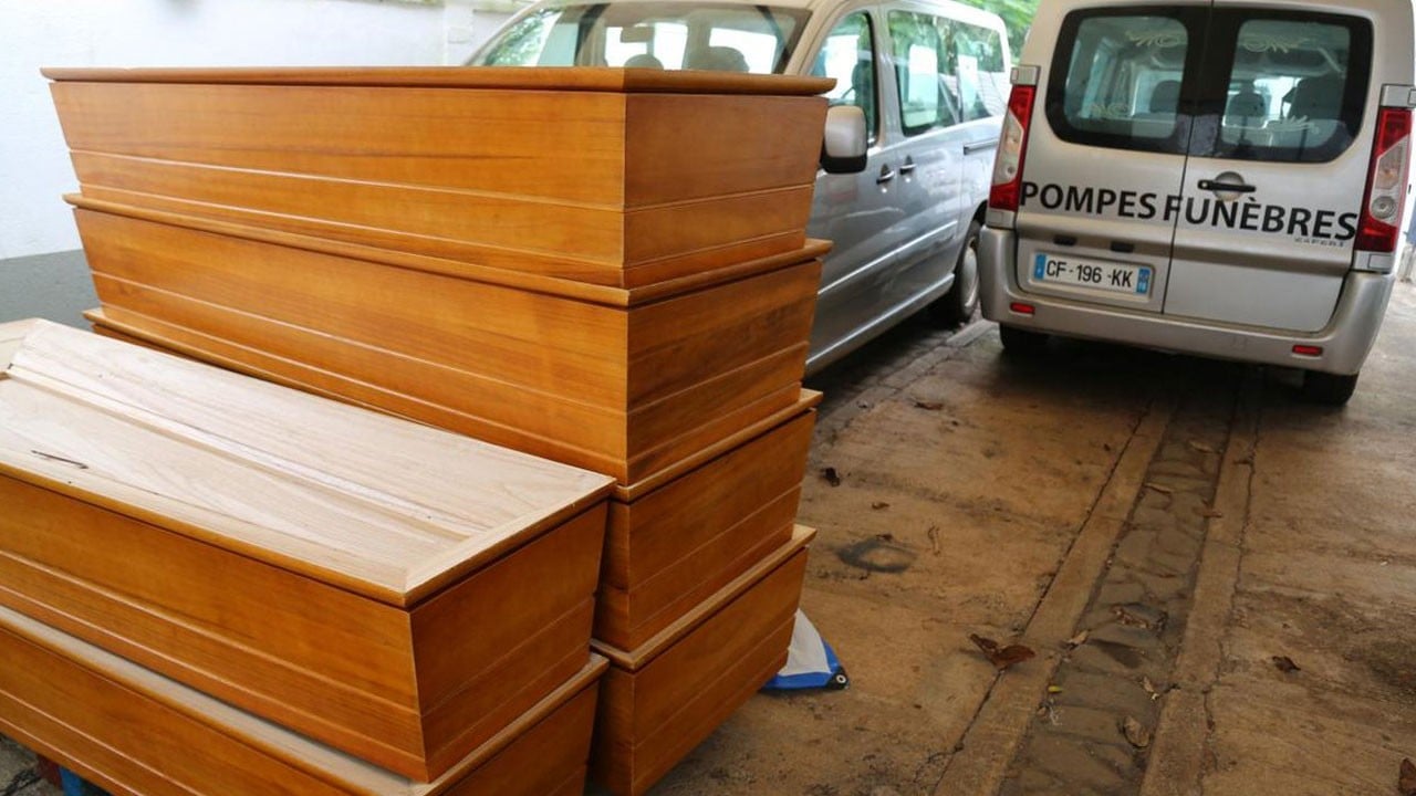 Yer bulamıyorlar! Paris’te cenaze salonlarının kapasitesi doldu