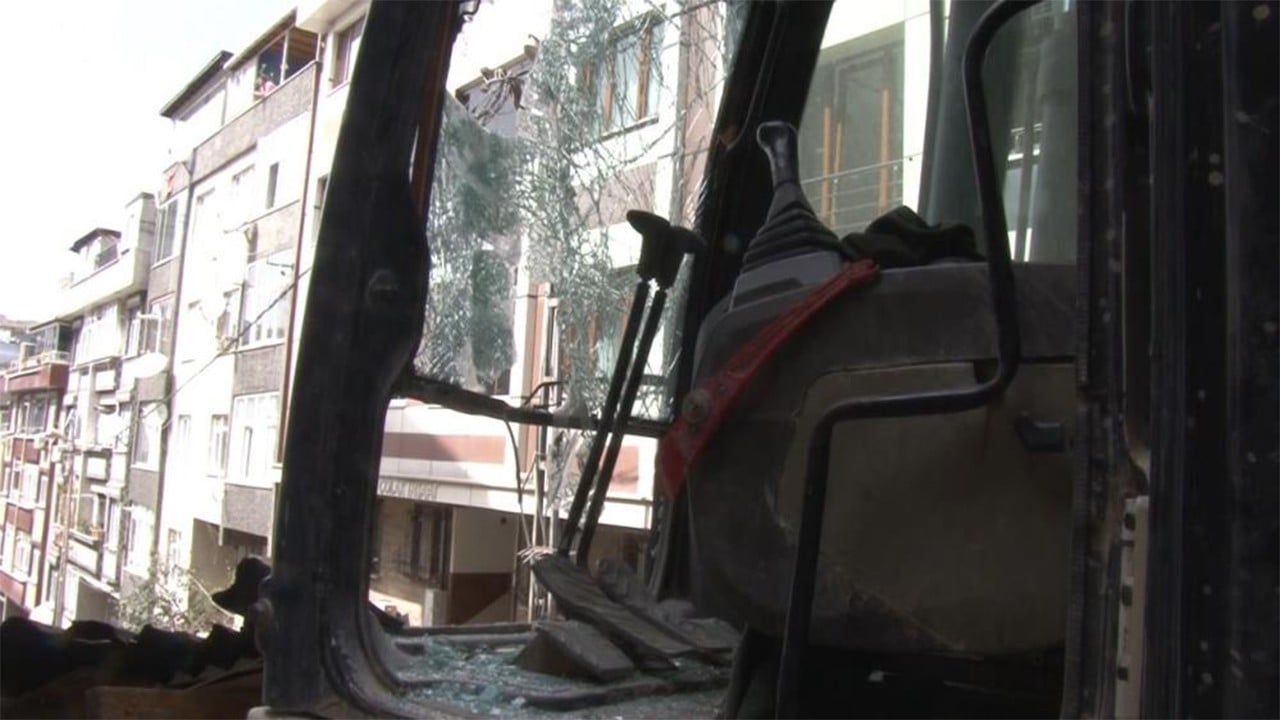 Yıkım sırasında kepçe operatörü yere yıkıldı