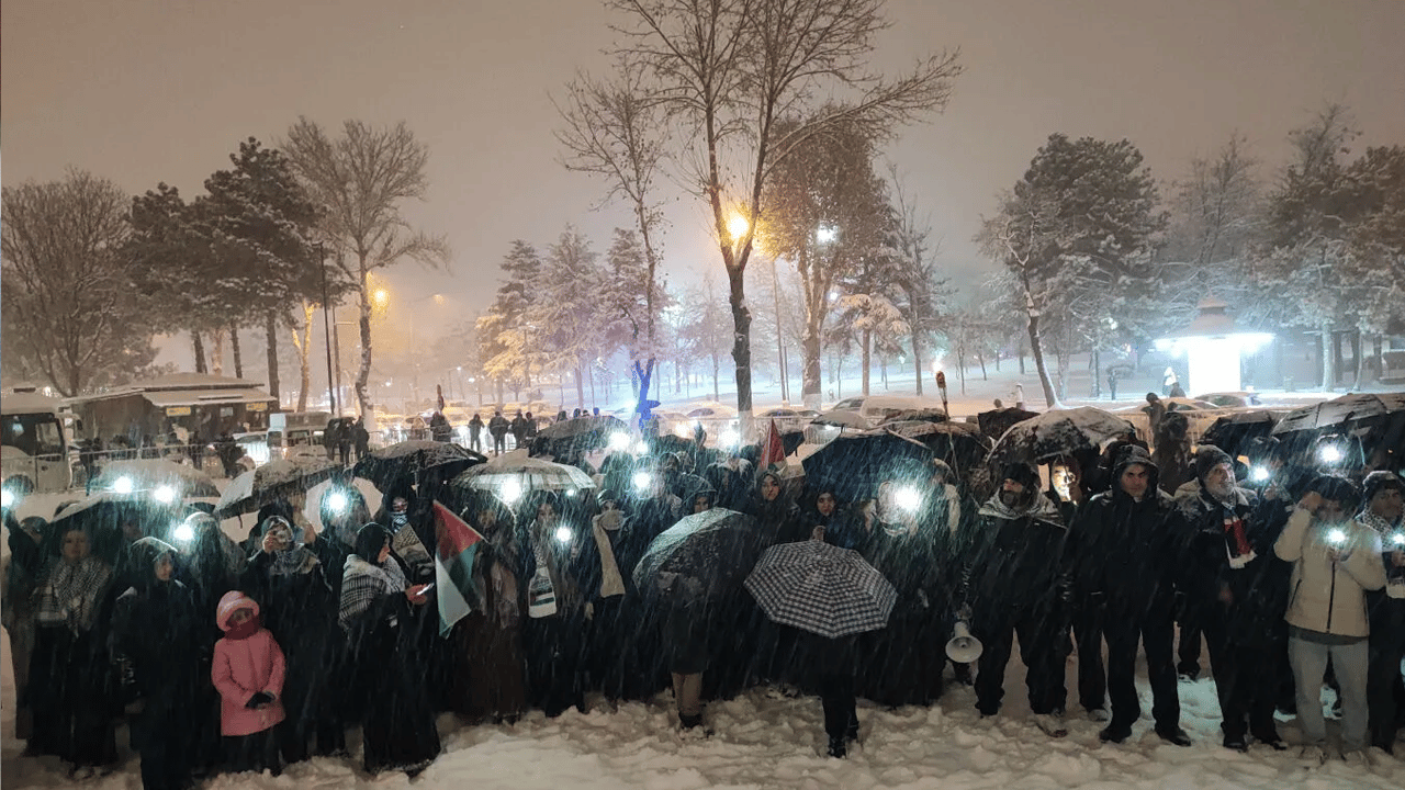 Yoğun kar yağışını umursamadan yürüdüler! "Eğlence değil, vicdan zamanı"