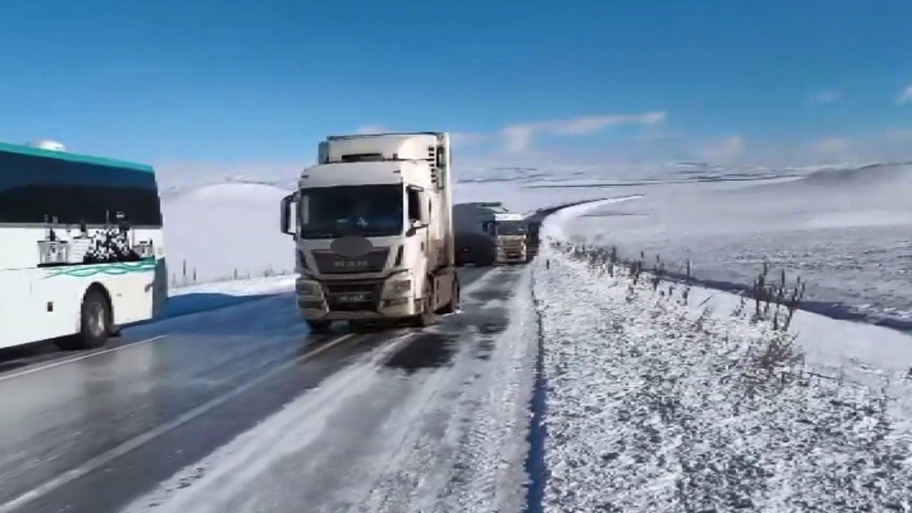 Yol buz pistine döndü! Araçlar mahsur kaldı