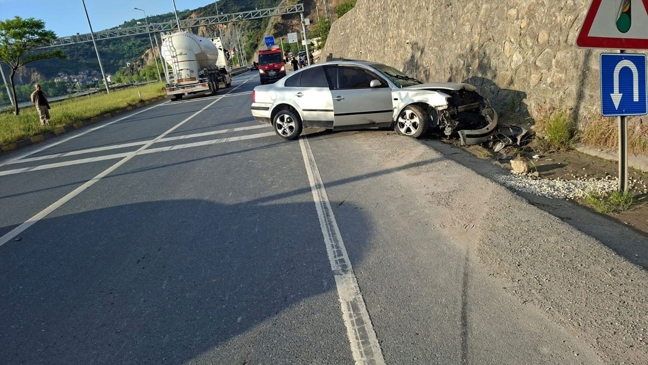 Yol kenarında duran otomobile çarptı! Alkollü sürücü dehşeti