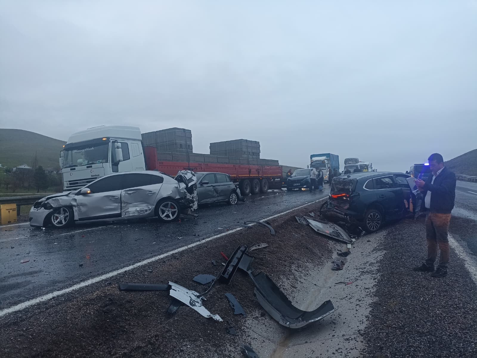 Yolcu otobüsü 10 araca çarparak durabildi: 7 yaralı