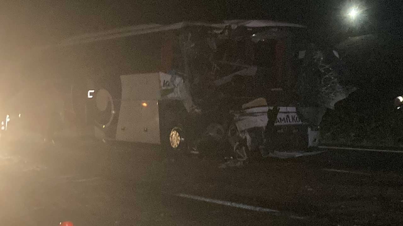 Yolcu otobüsü, TIR'a çarptı! 1 ölü, 15 yaralı