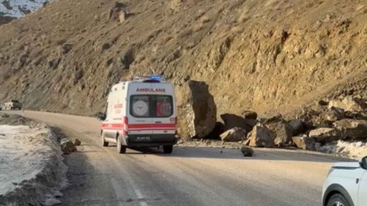 Yüksekova'da korku dolu anlar! Dev kayalar yola savruldu sürücüler ölümden döndü