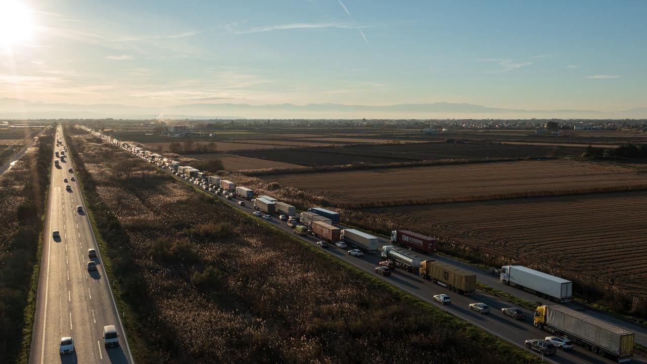 Yunanistan'da çiftçiler traktörlerle Atina-Selanik yolunu ulaşıma kapattı