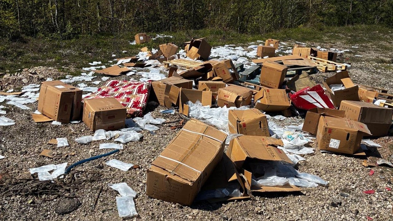 Yüzlerce kutu yola savruldu! Serum yüklü kamyonet takla attı