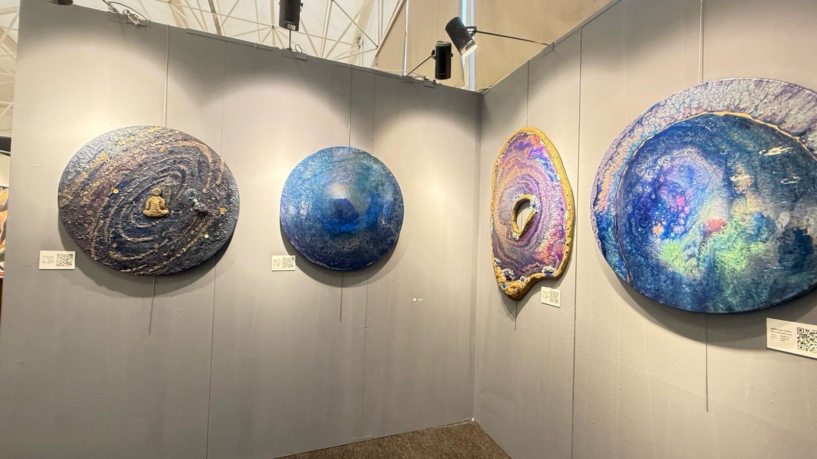 "Zamanın Ötesinde": İffet Saraçoğulları’ndan Zamansız Bir Durak