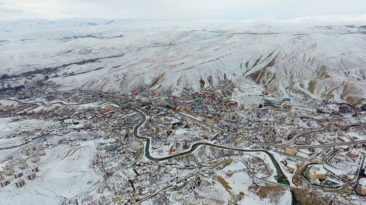 Zamanla yarış! Karlı yolda zehirlenen kişiye iş makinesiyle ulaşıldı